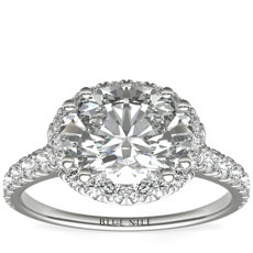 Anillo de compromiso de diamantes con halo este/oeste de talla ovalada de Studio de Blue Nile en platino